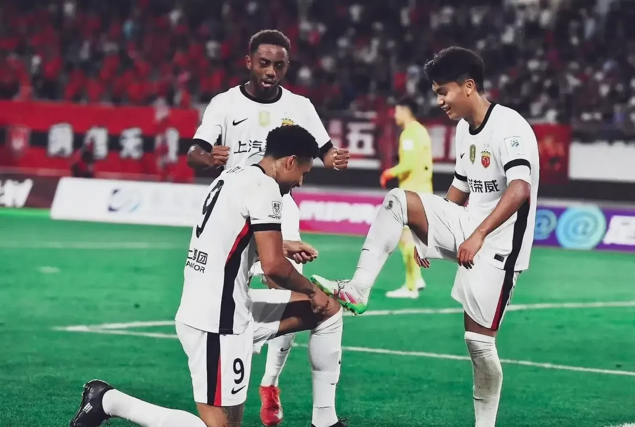上海海港训练开放日,窗口期远射贴柱引欢呼,法甲在即,轮换策略成焦点 上海海港训练开放日,窗口期远射贴柱引欢呼,法甲在即,轮换策略成焦点